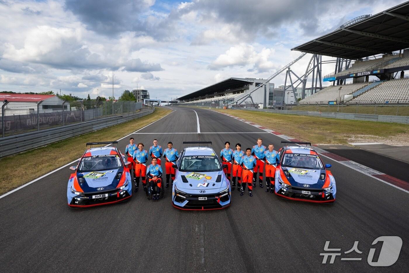 2025 뉘르부르크링 24시 내구레이스’에 출전 예정인 현대자동차 경주차량과 선수들의 모습.(현대차 제공)