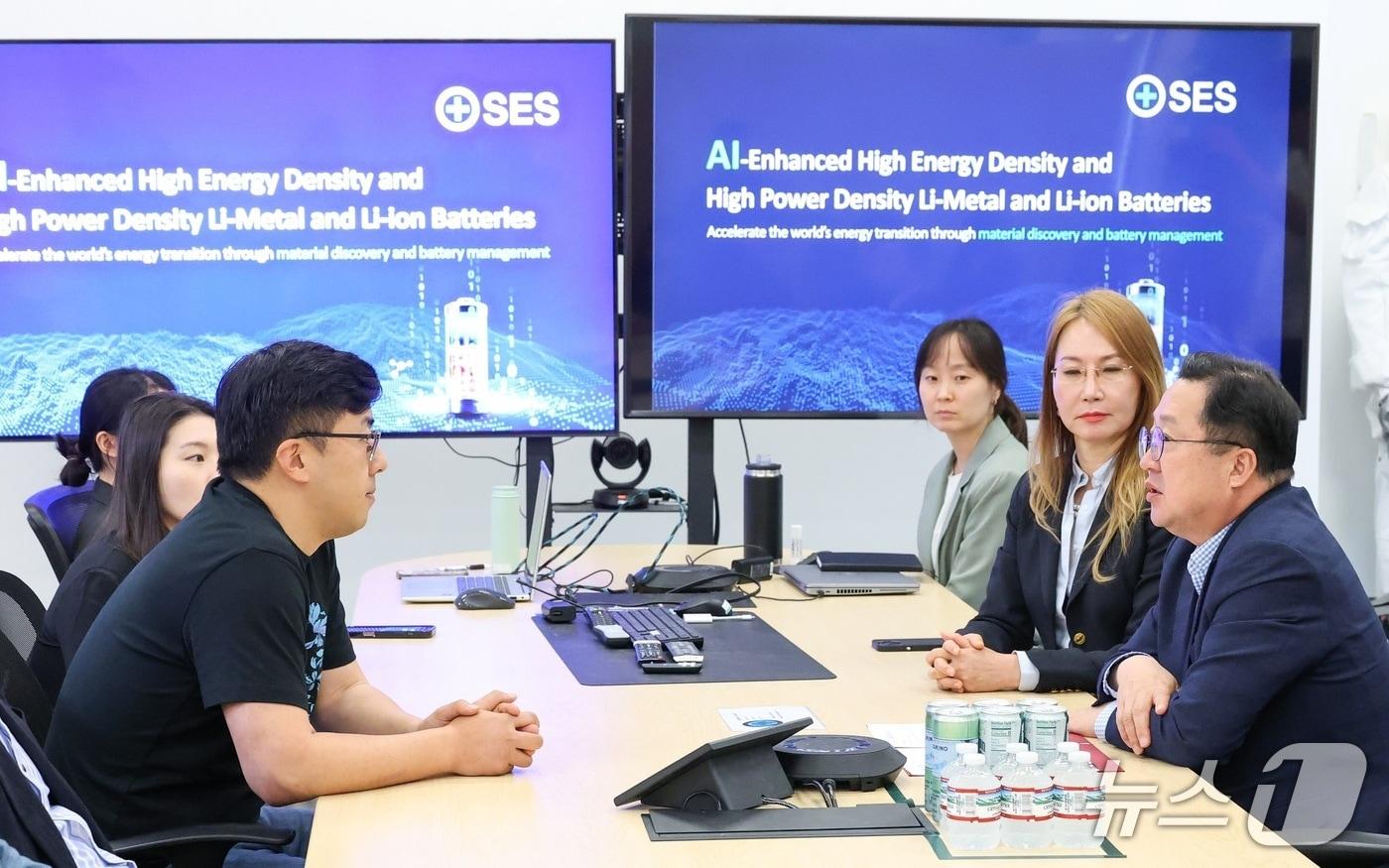  이장우 대전시장(맨 오른쪽)이 16일(현지시간) SES AI 미국 보스턴 본사를 찾아 투자 유치를 논의하고 있다.(대전시 제공) /뉴스1