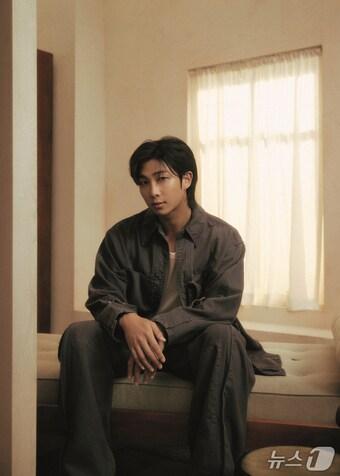 본문 이미지 - 삼성전자가 삼성 아트 TV 홍보대사로 방탄소년단 RM을 선정했다.(삼성전자 제공)