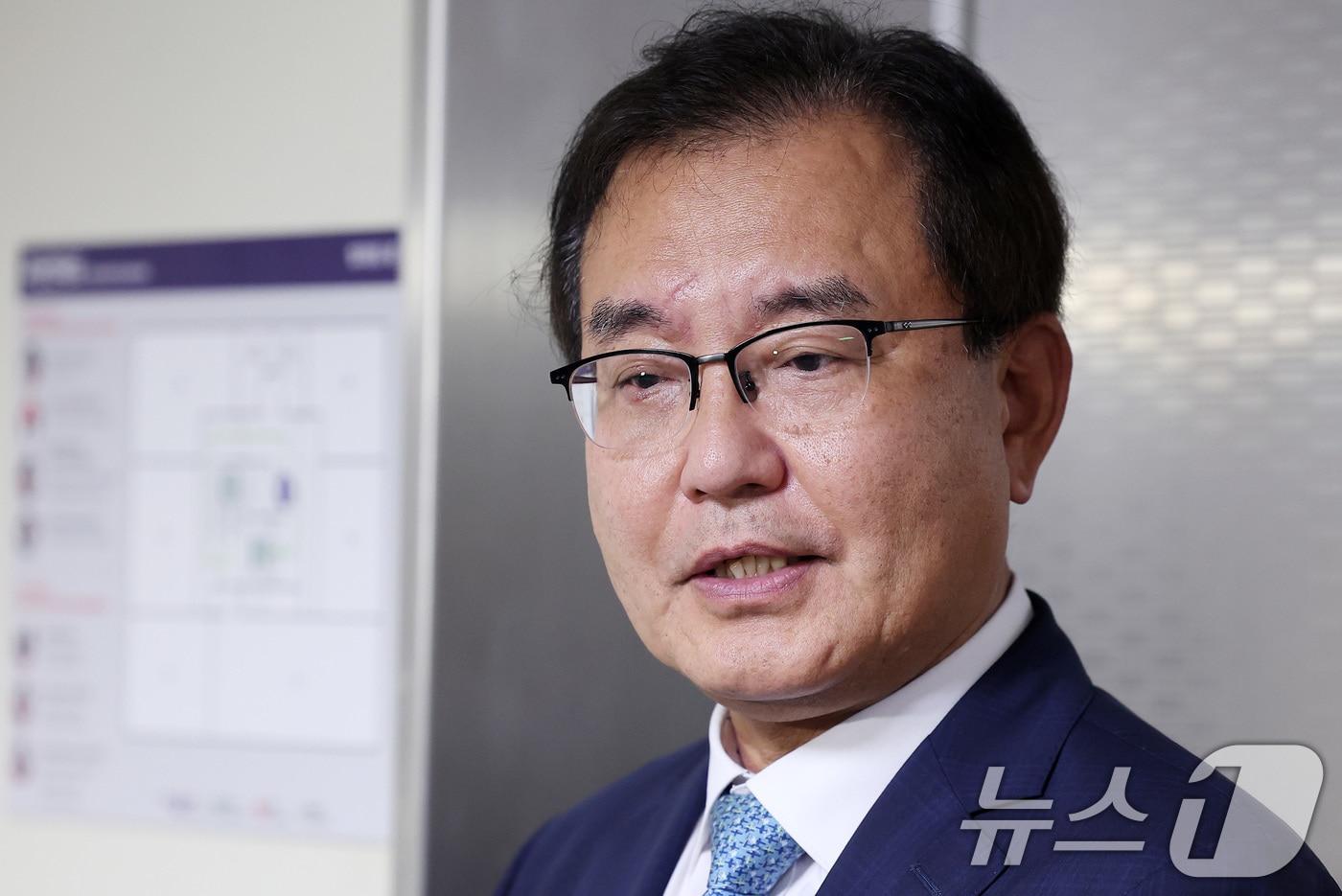 순직 해병 수사 방해 의혹 사건을 수사하는 이명현 특별검사가 17일 서울 서초구 사무실로 출근하며 취재진의 질문에 답하고 있다. 2025.6.17/뉴스1 ⓒ News1 김성진 기자