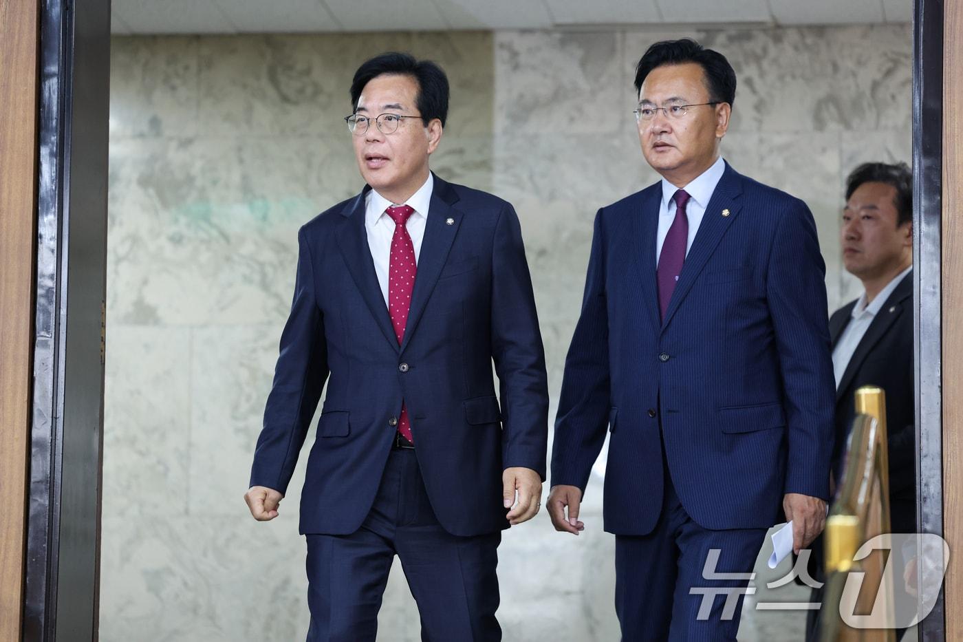 송언석 국민의힘 신임 원내대표(왼쪽)와 유상범 법사위 간사가 17일 오전 서울 여의도 국회에서 열린 원내대책회의에 입장하고 있다. 2025.6.17/뉴스1 ⓒ News1 안은나 기자