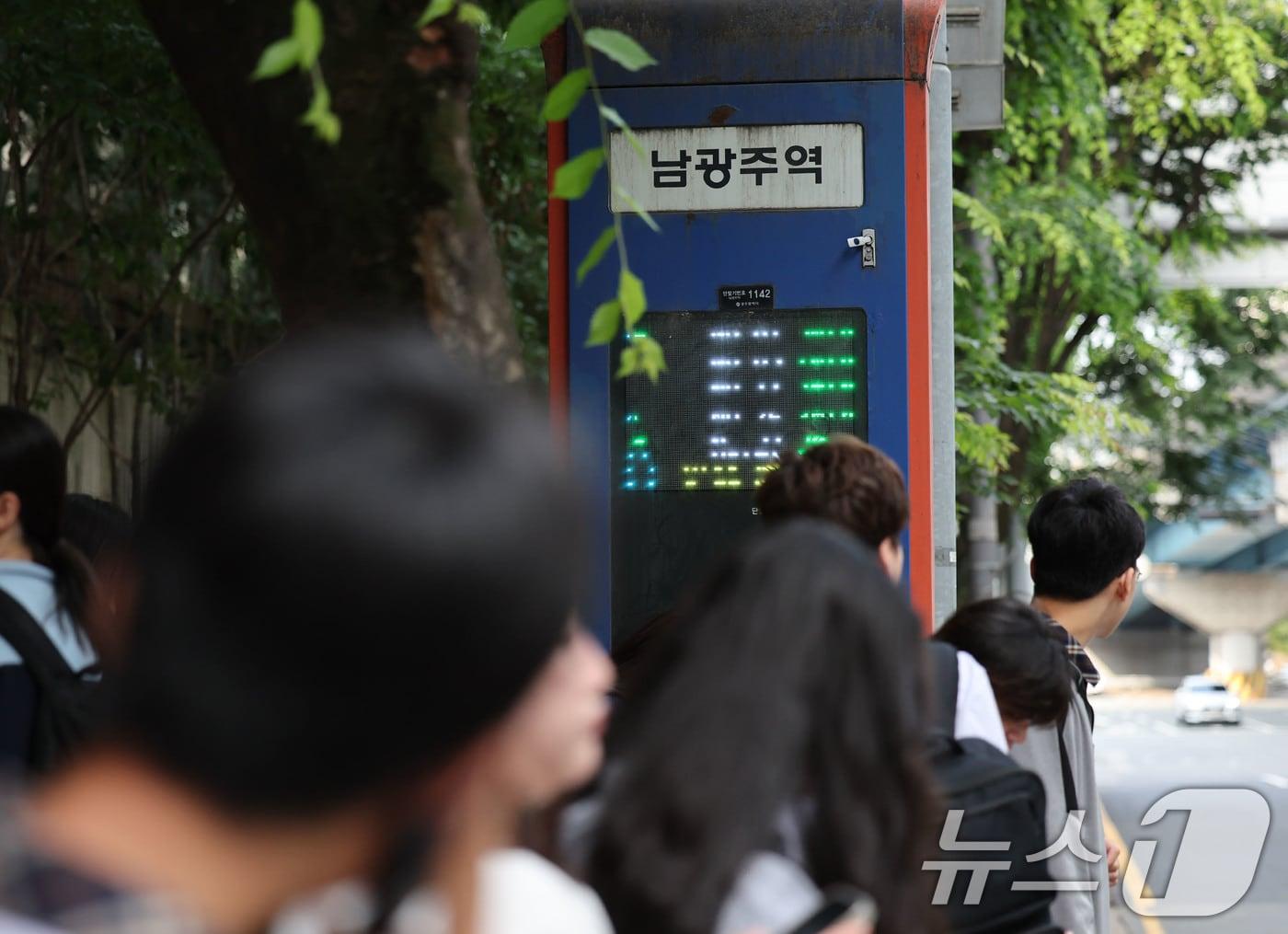 본문 이미지 - 버스파업이 10일째 이어지던 지난해 6월 17일 오전 광주 동구 남광주역에서 시민들이 배차간격이 길어진 버스를 기다리고 있다. 2025.6.17 ⓒ 뉴스1 박지현 기자