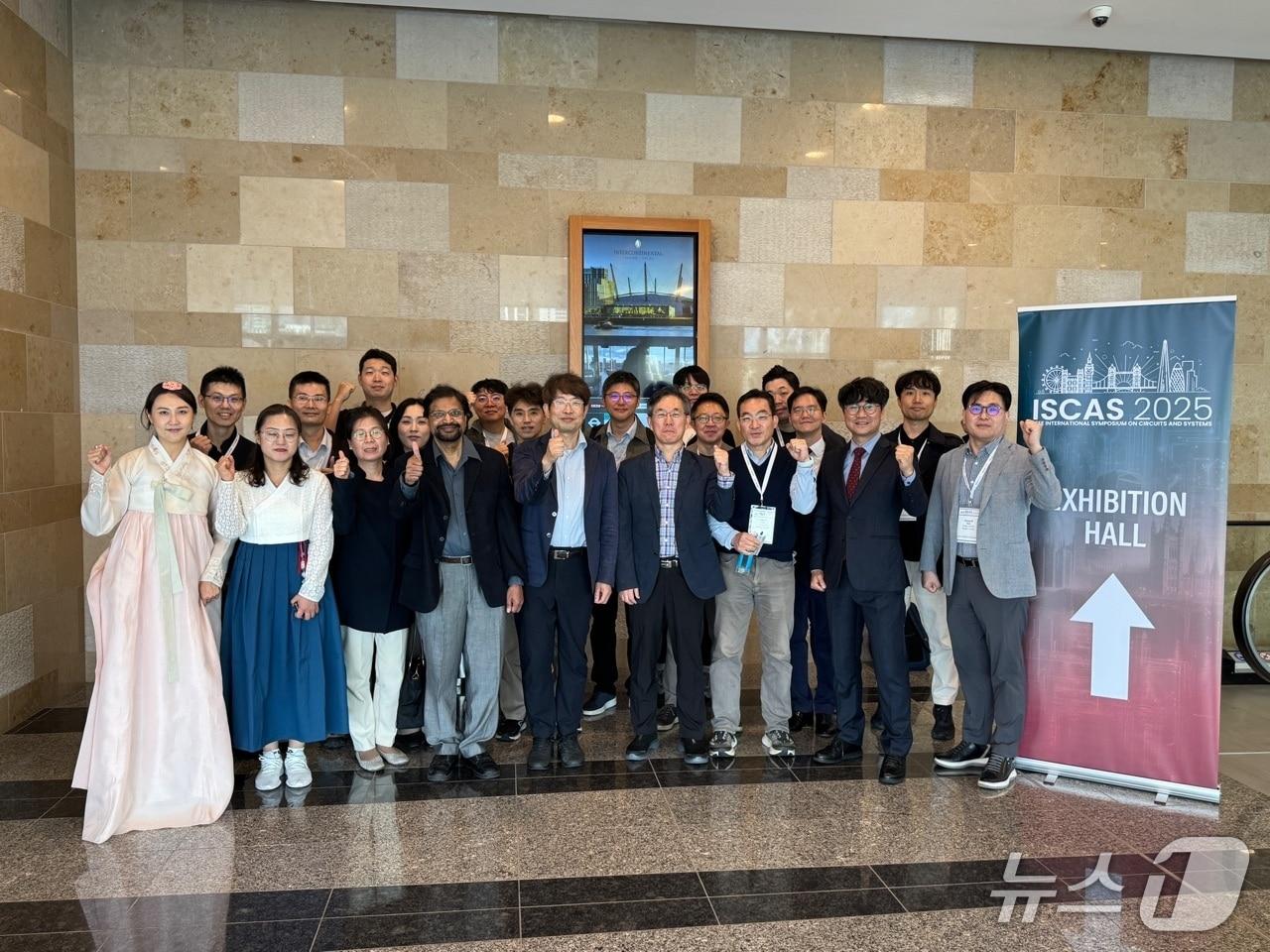 본문 이미지 - IEEE 국제 회로 및 시스템 학술대회(IEEE ISCAS 2029) 유치위원회 관계자들이 기념 촬영을 하고 있다.(한국관광공사 제공)