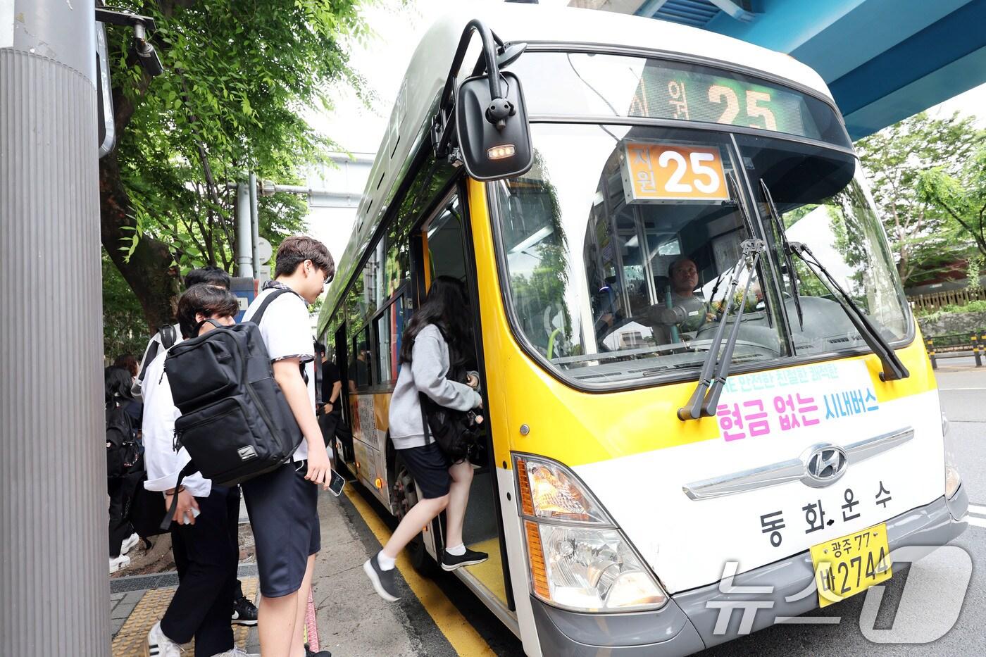 광주 시내버스 파업이 이어지고 있는 가운데 광주 동구 남광주역에서 학생들이 기다림 끝에 온 버스에 탑승하고 있다. 2025.6.17/뉴스1 ⓒ News1 박지현 기자