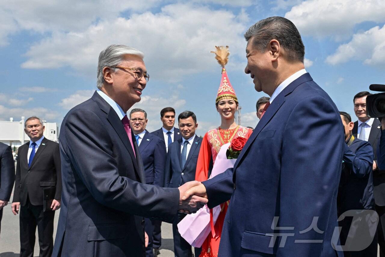 본문 이미지 - 시진핑 중국 국가주석이 16일 중국-중앙아시아 정상회의 참석차 카자흐스탄에 도착해 카심-조마르트 토카예프 카자흐스탄 대통령과 악수를 하고 있다. 2025.06.16 ⓒ 로이터=뉴스1 ⓒ News1 정은지 특파원