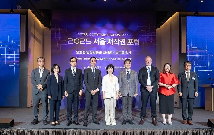 본문 이미지 - 6월 16일&#40;월&#41; 앰배서더 서울 풀만 호텔에서 열린 &#39;2025 서울 저작권 포럼&#39;에서 참석자들과 연사들이 사진을 촬영하고 있다.  사진=한국저작권위원회 제공