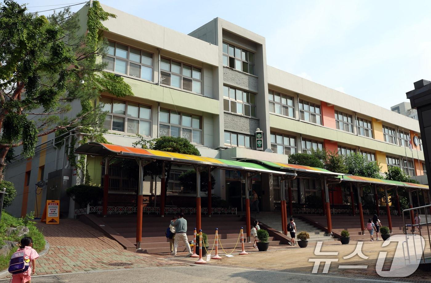 건물 안전 등급 문제로 개학이 연기됐던 서울 서대문구 북성초모습. /뉴스1 ⓒ News1 김명섭 기자