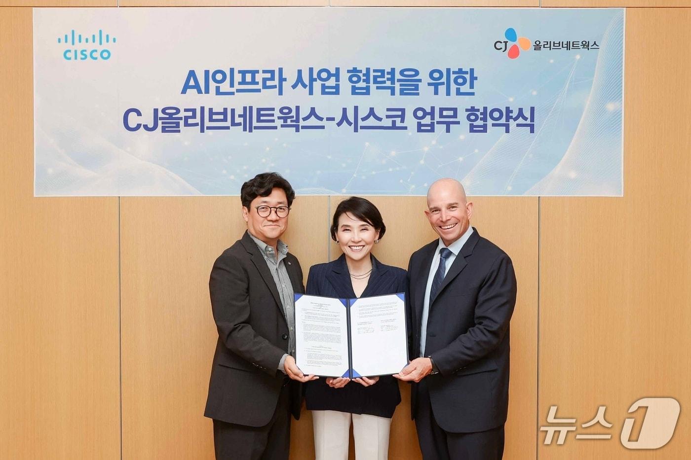 왼쪽부터 유인상 CJ올리브네트웍스 대표, 최지희 시스코코리아 대표, 데이브 웨스트 시스코 APJC 지역 총괄사장이 기념사진을 찍고 있다.(CJ올리브네트웍스 제공)