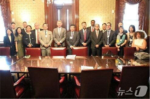 본문 이미지 - 2025 워싱턴 도어녹 중 미국 부통령실 및 국가안전보장회의&#40;NSC&#41;와 면담하는 암참 대표단&#40;주한미국상공회의소 제공&#41;