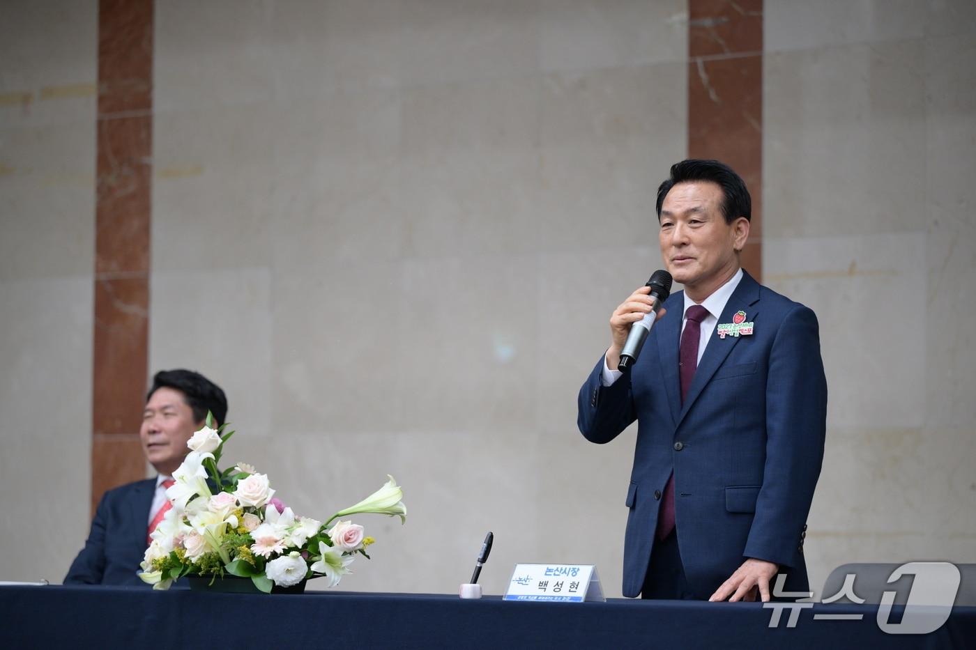 백성현 논산시장(오른쪽)과 김창규 제천시장이 16일 제천 청풍리조트에서 ‘논산시-제천시 상생발전을 위한 업무협약’을 체결했다. (논산시 제공.재판매 및 DB금지)/뉴스1 