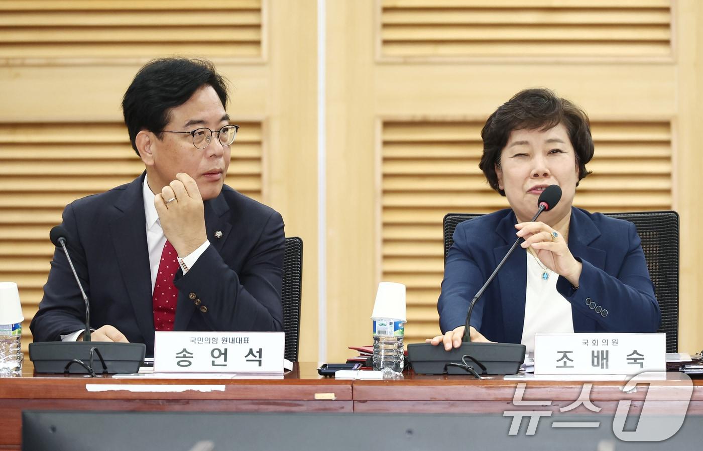 국회 법제사법위원회 소속 조배숙 국민의힘 의원이 17일 오전 서울 여의도 국회 의원회관에서 열린 '검수완박 시즌2 : 검찰청 폐지 및 수사·기소 분리의 문제점 토론회'에서 개회사를 하고 있다. 왼쪽은 송언석 원내대표. 2025.6.17/뉴스1 ⓒ News1 김민지 기자