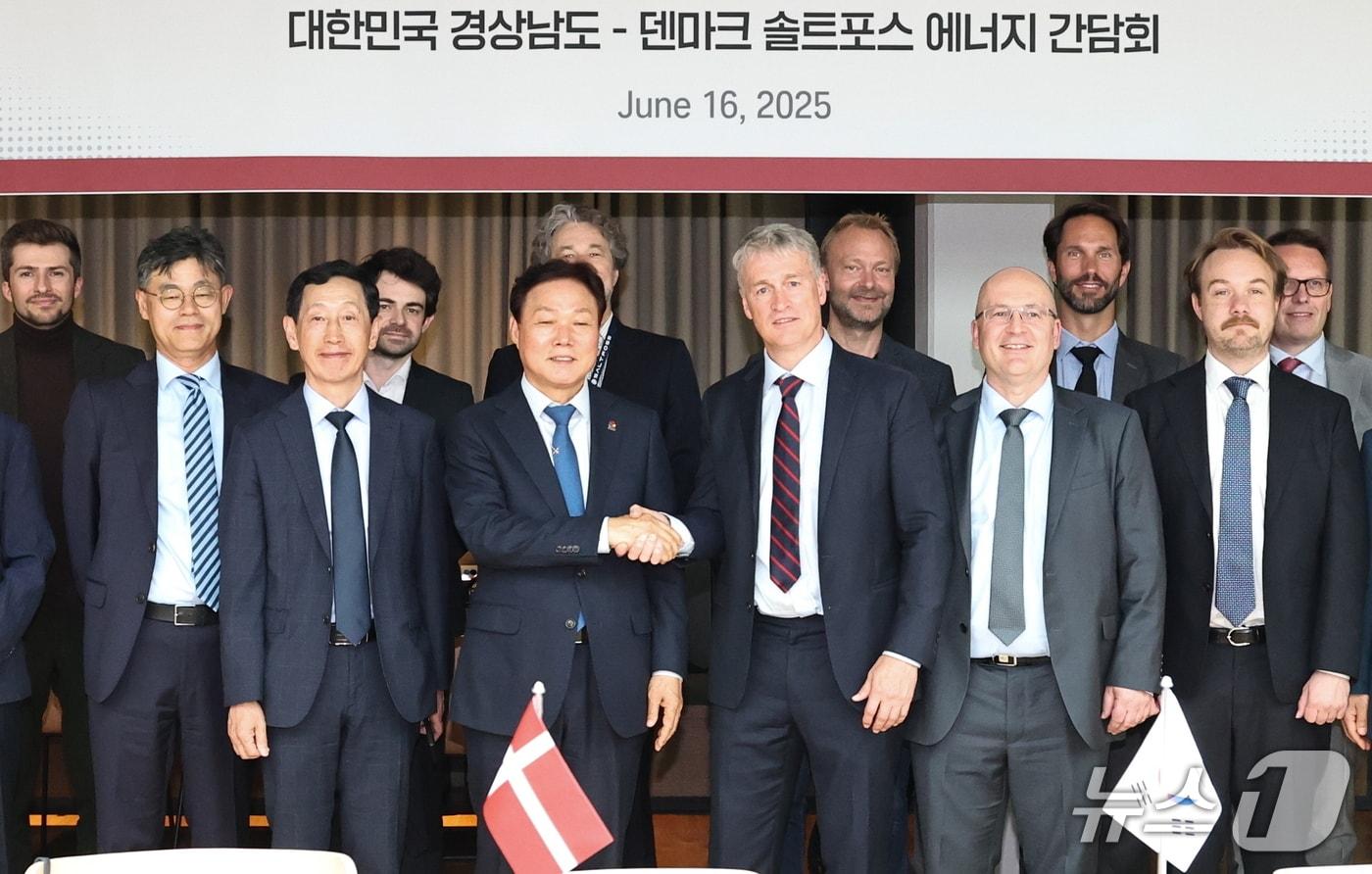 박완수 경남지사(가운데 왼쪽)를 단장으로 한 경남대표단이 덴마크 현지 시각 16일 차세대 원자로인 소형용융염원자로(MSR)를 개발 중인 덴마크 솔트포스 에너지에서 현지 관계자들과 기념사진을 촬영하고 있다.(경남도 제공. 재판매 및 DB금지)