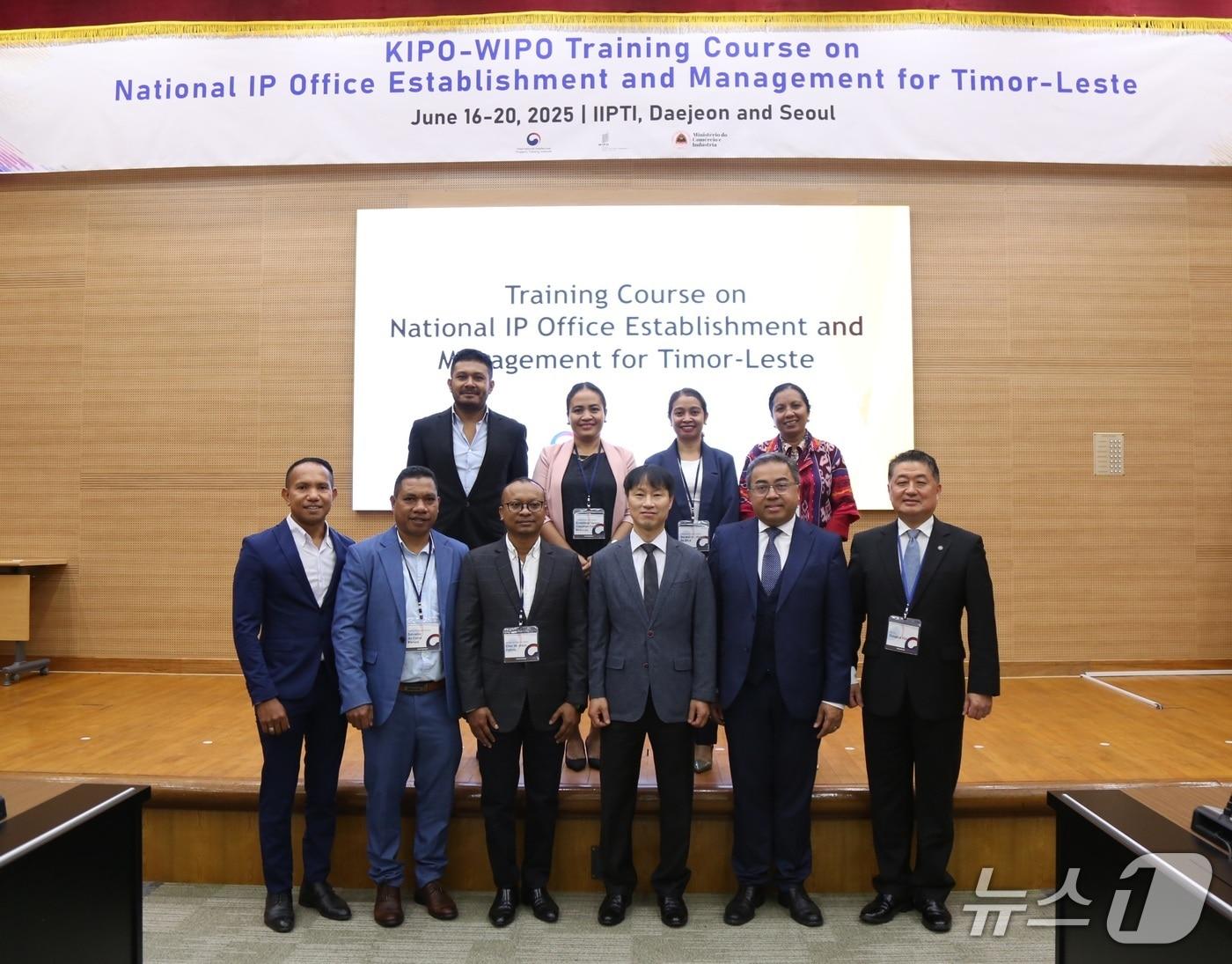본문 이미지 - 특허청 국제지식재산연수원 관계자 및 동티모르 통상산업부 특허청 설립준비팀이 기념촬영을 하고 있다.(특허청 제공.재판매 및 DB금지)/뉴스1