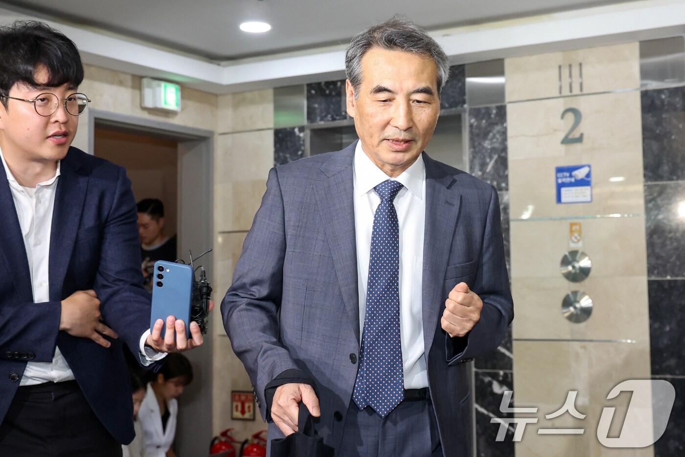 윤석열 전 대통령의 부인 김건희 여사 의혹 관련 사건을 맡은 민중기 특별검사가 17일 오전 서울 서초구 사무실로 출근하고 있다. 2025.6.17/뉴스1 ⓒ News1 민경석 기자