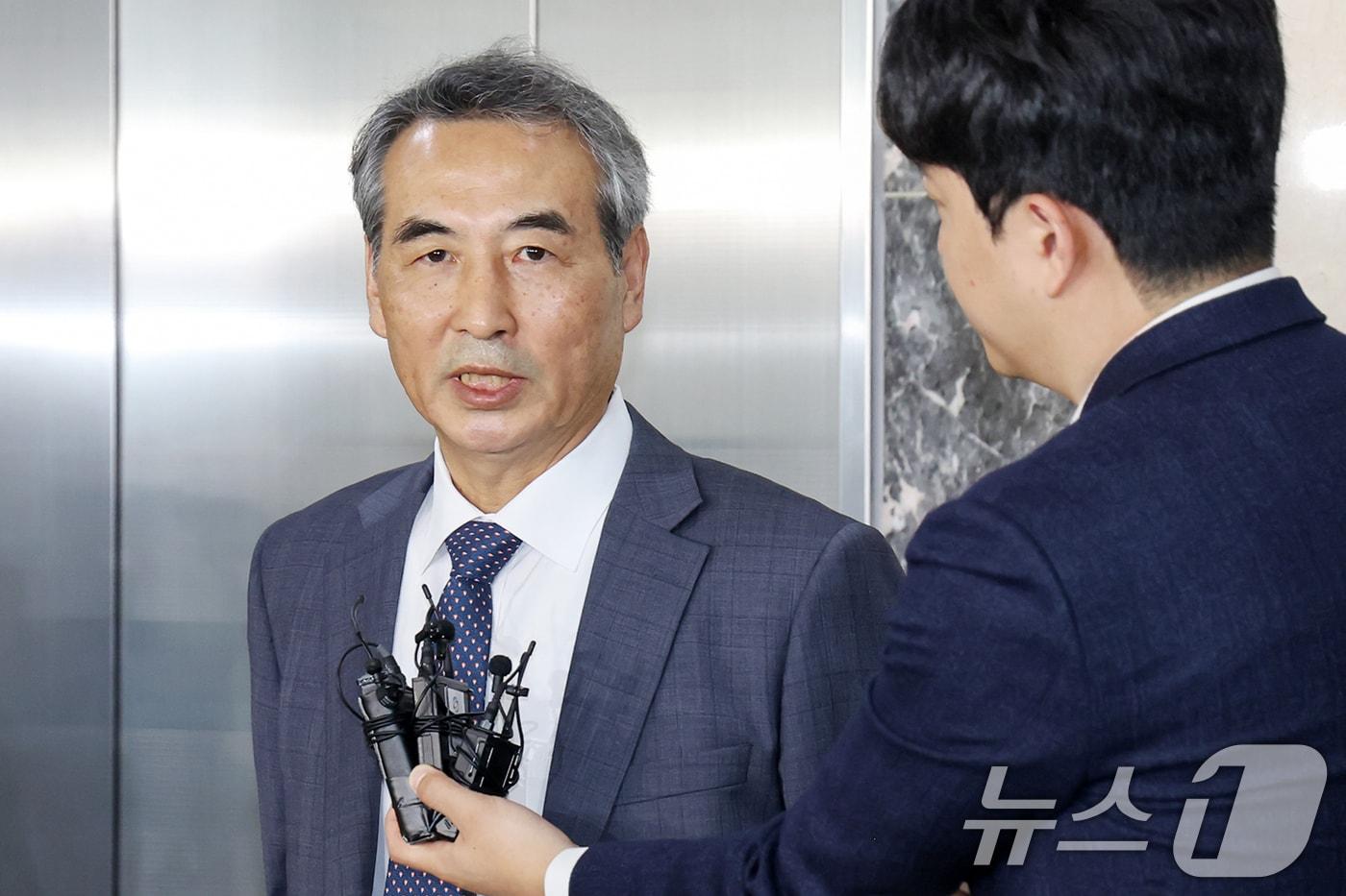 윤석열 전 대통령의 부인 김건희 여사 의혹 관련 사건을 맡은 민중기 특별검사가 17일 오전 서울 서초구 사무실에서 취재진의 질문에 답변하고 있다. 2025.6.17/뉴스1 ⓒ News1 민경석 기자