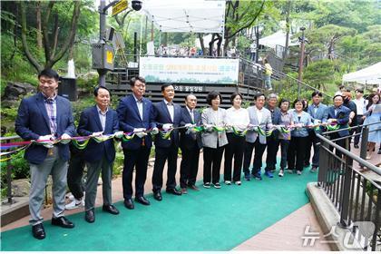 본문 이미지 - 오동 물빛정원’ 준공식에서 이승로 성북구청장(왼쪽에서 네번째)과 참석자들이 테이프 커팅식을 하고 있다.(성북구청 제공)