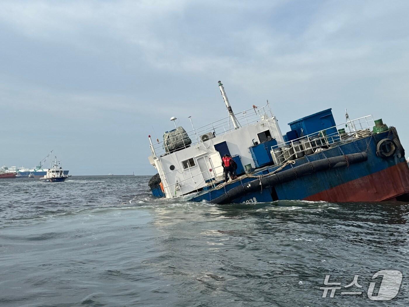 본문 이미지 - 17일 오전 울산 남구 울산항 M정박지 인근 해상에서 선박 침수 사고가 발생해 승선원을 긴급구조했다고 밝혔다.(울산해경 제공. . 재판매 및 DB 금지) /뉴스1
