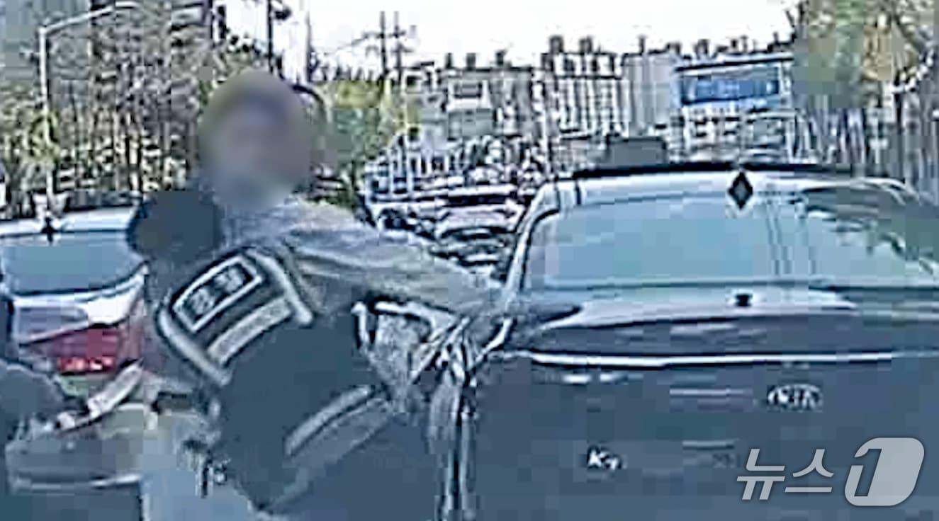 본문 이미지 - 음주운전자를 제압하는 경찰(대전경찰청 제공) /뉴스1 