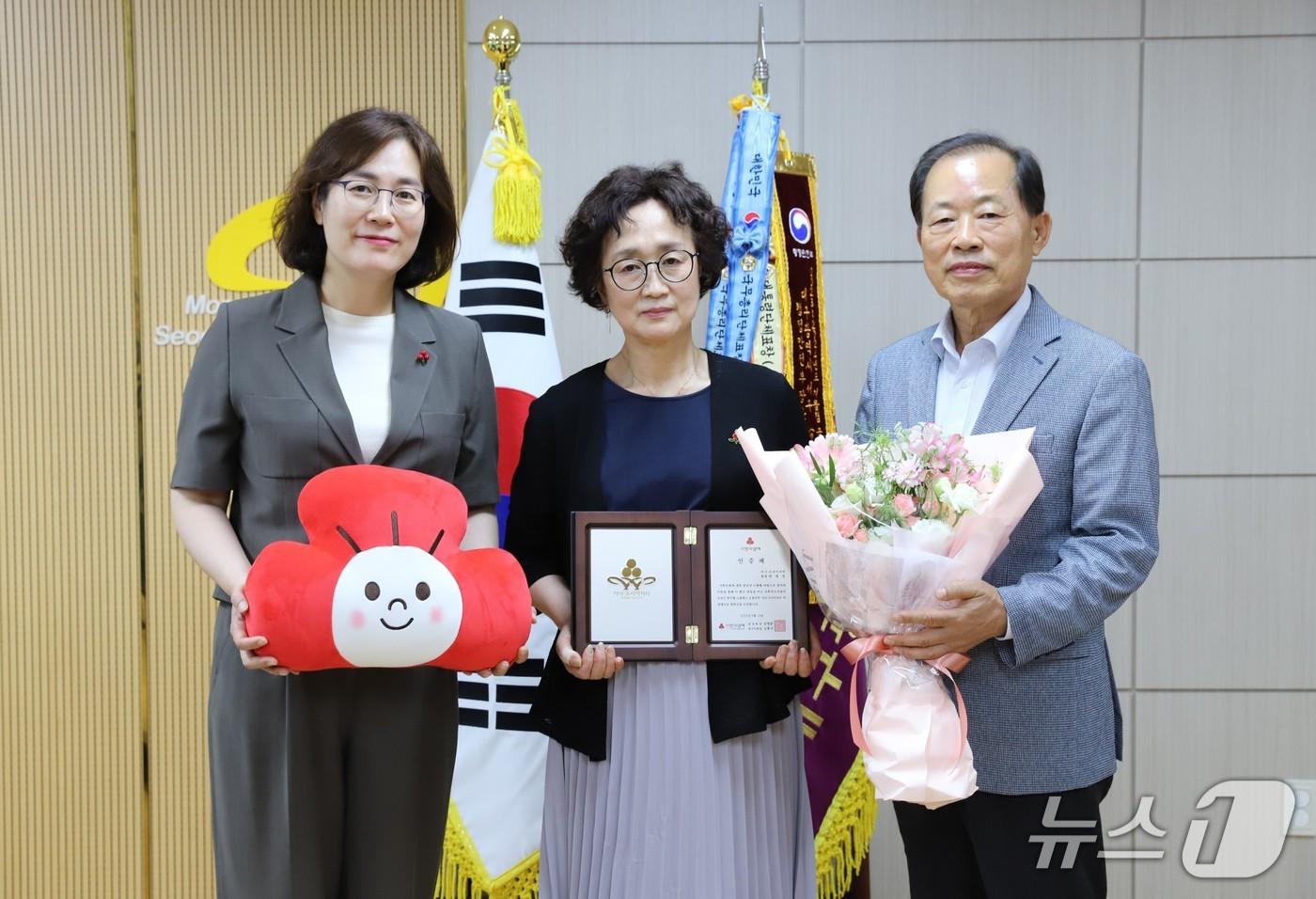 대구사회복지공동모금회는 17일 서구 상중이동에 사는 박세영 씨&#40;64·여&#41;가 1억원을 기부해 아너소사이어티 회원에 등재됐다고 밝혔다. 왼쪽부터 대구사회복지공동모금회 강주현 사무처장, 박세영 씨, 류한국 대구 서구청장. &#40;대구사회복지공동모금회 제공. 재판매 및 DB 금지&#41;/뉴스1