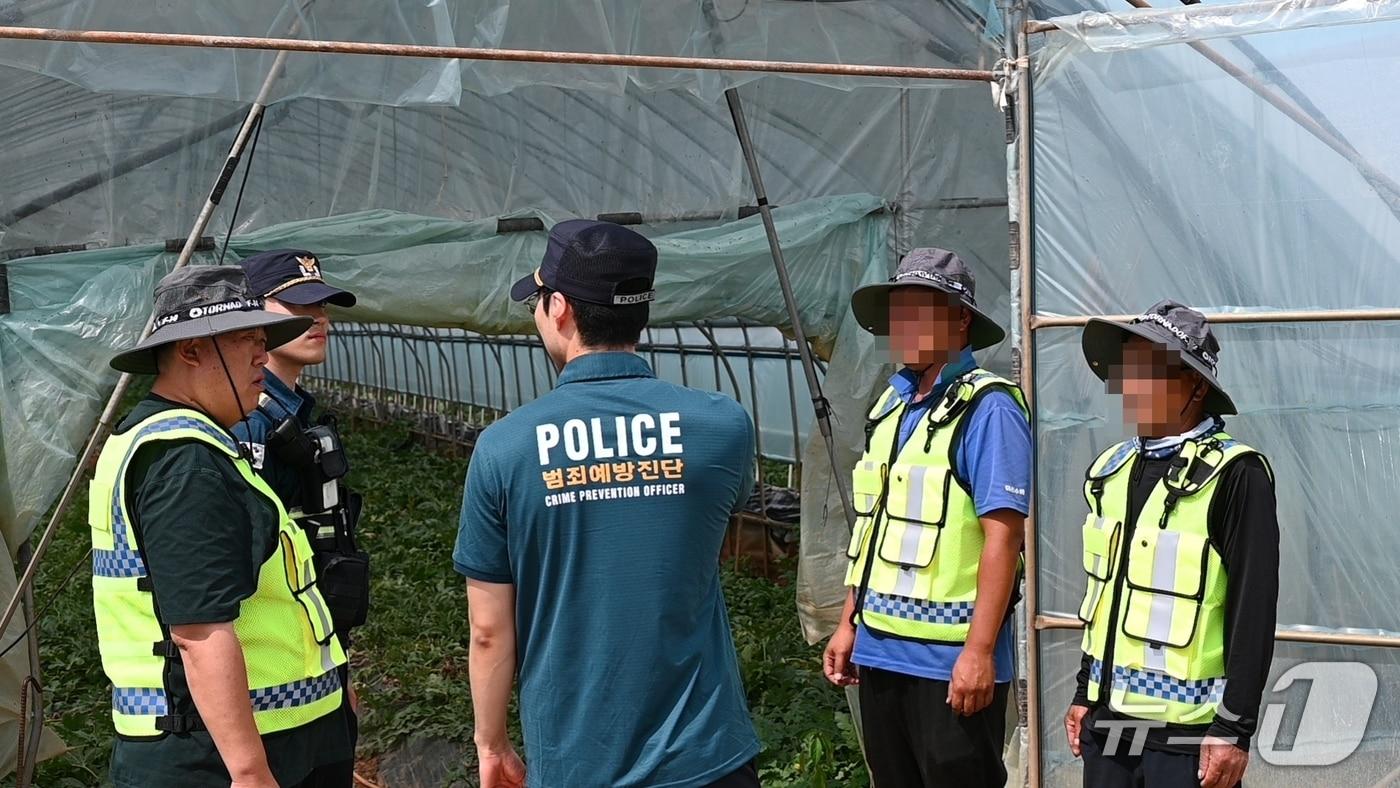 충북 진천경찰서 농산물 안심 순찰대가 농작물 재배 현장을 순찰하고 있다.(진천경찰서 제공, 재판매 및 DB금지)/뉴스1