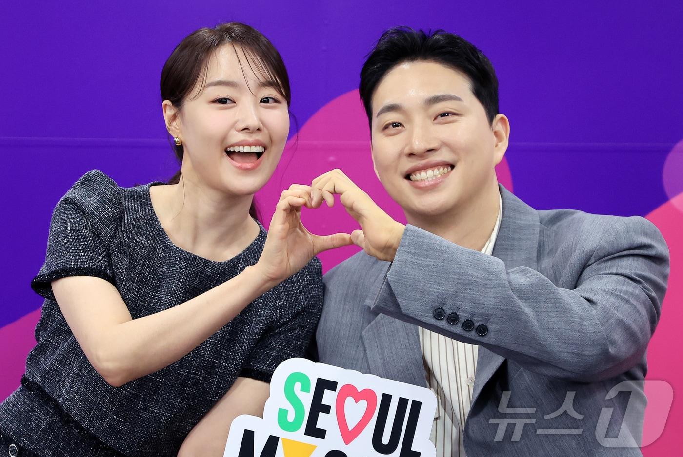 본문 이미지 - 송지은·박위 부부가 서울특별시청에서 열린 ‘2025 서울특별시 홍보대사 위촉식’에서 포즈를 취하고 있다. 2025.6.17 ⓒ 뉴스1 김진환 기자