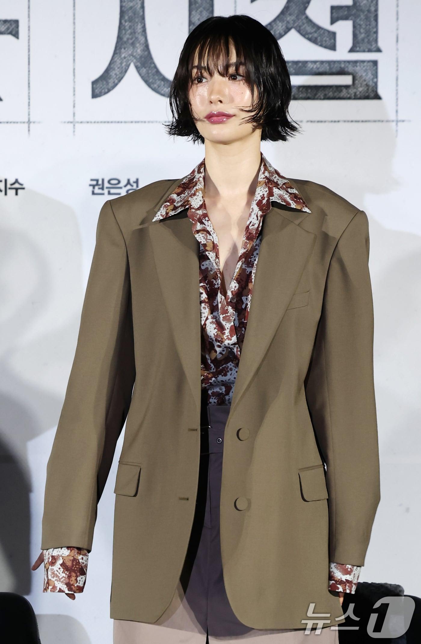 본문 이미지 - 배우 나나가 17일 서울 광진구 롯데시네마 건대입구에서 열린 영화 '전지적 독자 시점‘(감독 김병우) 제작보고회에 참석해 포즈를 취하고 있다. '전지적 독자 시점'은 10년 이상 연재된 소설이 완결된 날 소설 속 세계가 현실이 되어 버리고, 유일한 독자였던 ‘김독자’가 소설의 주인공 ‘유중혁’ 그리고 동료들과 함께 멸망한 세계에서 살아남기 위한 판타지 액션 영화다. 2025.6.17/뉴스1 ⓒ News1 권현진 기자