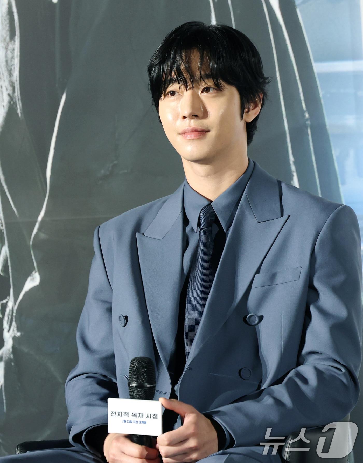 본문 이미지 - 배우 안효섭이 17일 서울 광진구 롯데시네마 건대입구에서 열린 영화 '전지적 독자 시점‘(감독 김병우) 제작보고회에 참석해 매력을 발산하고 있다. '전지적 독자 시점'은 10년 이상 연재된 소설이 완결된 날 소설 속 세계가 현실이 되어 버리고, 유일한 독자였던 ‘김독자’가 소설의 주인공 ‘유중혁’ 그리고 동료들과 함께 멸망한 세계에서 살아남기 위한 판타지 액션 영화다. 2025.6.17/뉴스1 ⓒ News1 권현진 기자