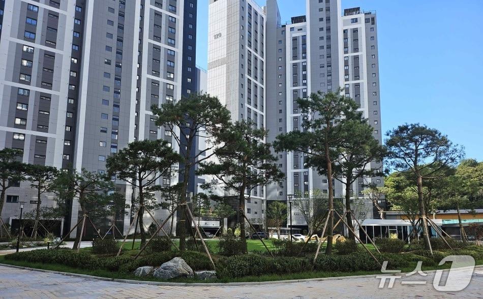 본문 이미지 - 두산에너빌리티㈜가 순천 왕지2지구 도시개발사업지구내에 건설한 2018세대의 트리마제 순천 아파트(순천 왕지2지구 도시개발사업 시행대행사측 제공)  