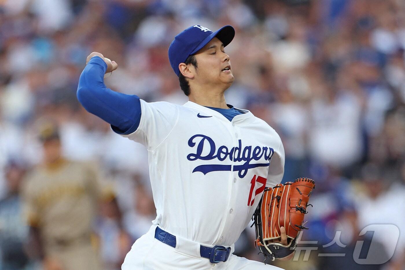 오타니 쇼헤이&#40;LA 다저스&#41;가 17일&#40;한국시간&#41; 열린 샌디에이고 파드리스와의 경기에서 선발 등판해 공을 던지고 있다. ⓒ AFP=뉴스1