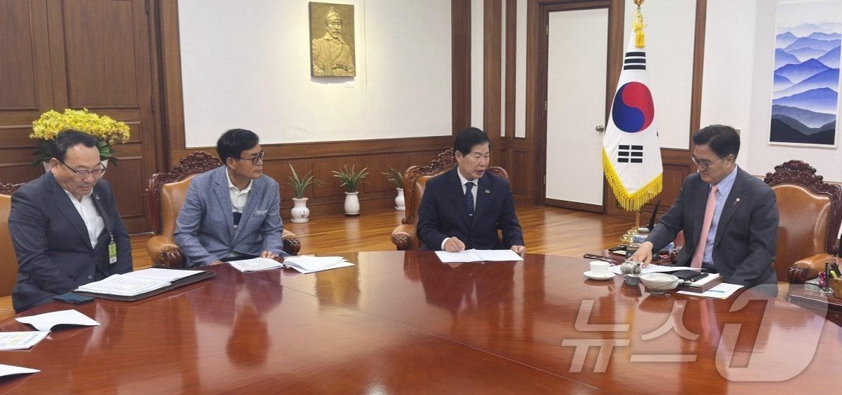 본문 이미지 - 공영민 전남 고흥군수&#40;오른쪽에서 두번째&#41;가 16일 우원식 국회의장을 만나 지역 현안 사업에 대해 설명하고 있다.&#40;고흥군 제공. 재판매 및 DB 금지&#41;