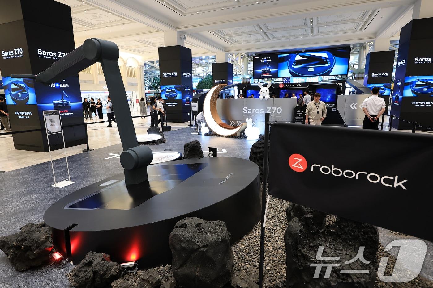 17일 오전 서울 서초구 신반포로 신세계 강남 고속버스터미널 1층에 글로벌 스마트 홈 기업 로보락(Roborock)의 '로보락 Saros Z70' 팝업스토어가 오픈해 있다.2025.6.17/뉴스1 ⓒ News1 박정호 기자