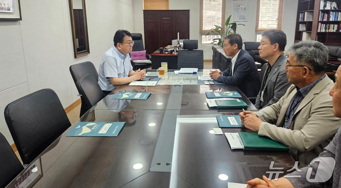 본문 이미지 - 전춘성 전북 진안군수&#40;오른쪽 첫번째&#41;가 정부세종청사 산업통상자원부를 방문해 최남호 제2차관&#40;왼쪽&#41;을 만나 양수발전소 유치에 대한 강력한 의지를 표명하고 있다.&#40;진안군제공. 재판매 및 DB금지&#41;2025.6.17/뉴스1