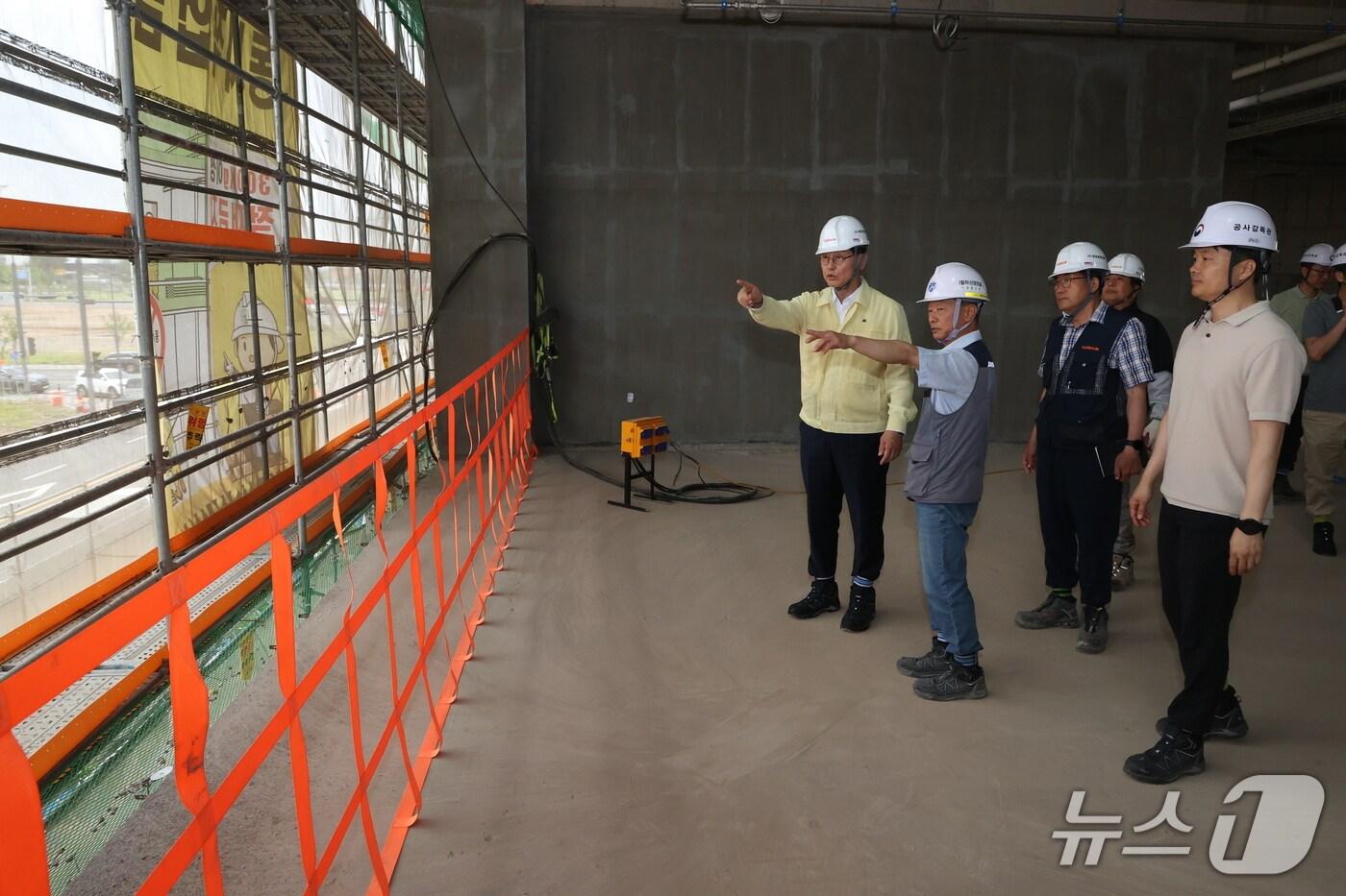 권혁재 조달청 시설사업국장(왼쪽 첫 번째)이 17일 충북 오송 소재 ‘오송 국제 K-뷰티 스쿨 건립사업’ 건설 현장을 방문해 폭우·폭염 대비 안전점검을 하고 있다. (조달청 제공.재판매 및 DB금지)/뉴스1