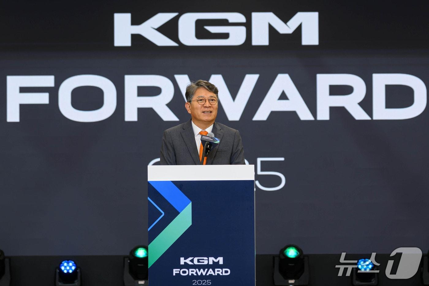 17일 오전 경기도 평택에 위치한 KGM 본사에서 열린 'KGM FORWARD' 행사에서 곽재선 KGM 회장이 중장기 비전을 발표하고 있다. 