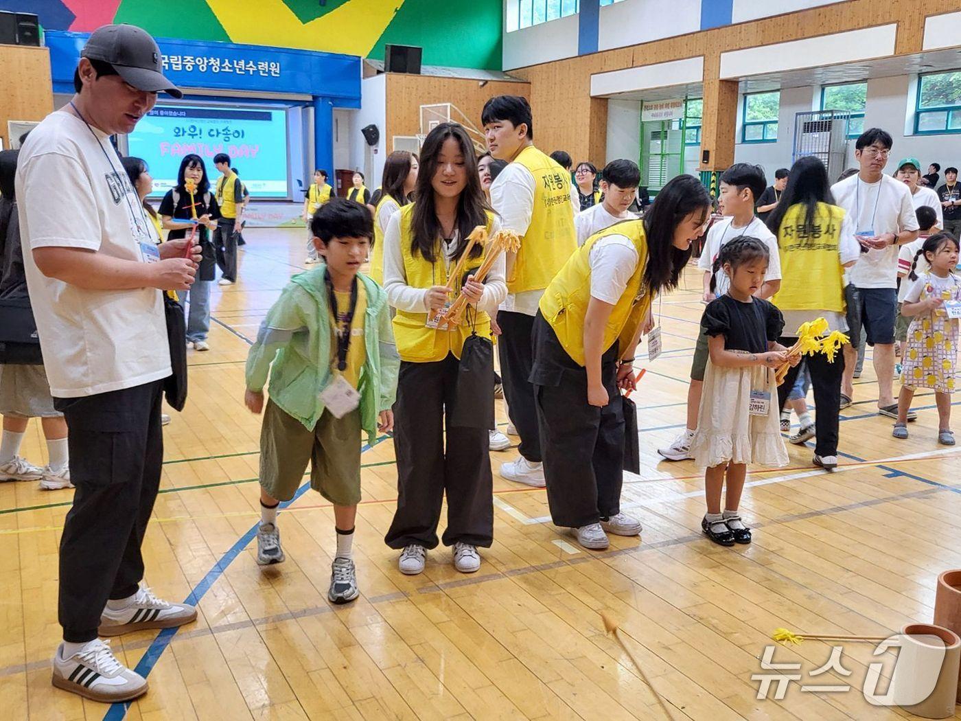본문 이미지 - 우송대 언어치료·청각재활학과 학생과 교수들이 최근 천안 국립중앙청소년수련원에서 열린 한국난청인교육협회 가족캠프 ‘2025 와우! 다솜이 패밀리데이’에 참여했다.&#40;우송대 제공.재판매 및 DB금지&#41;/뉴스1 