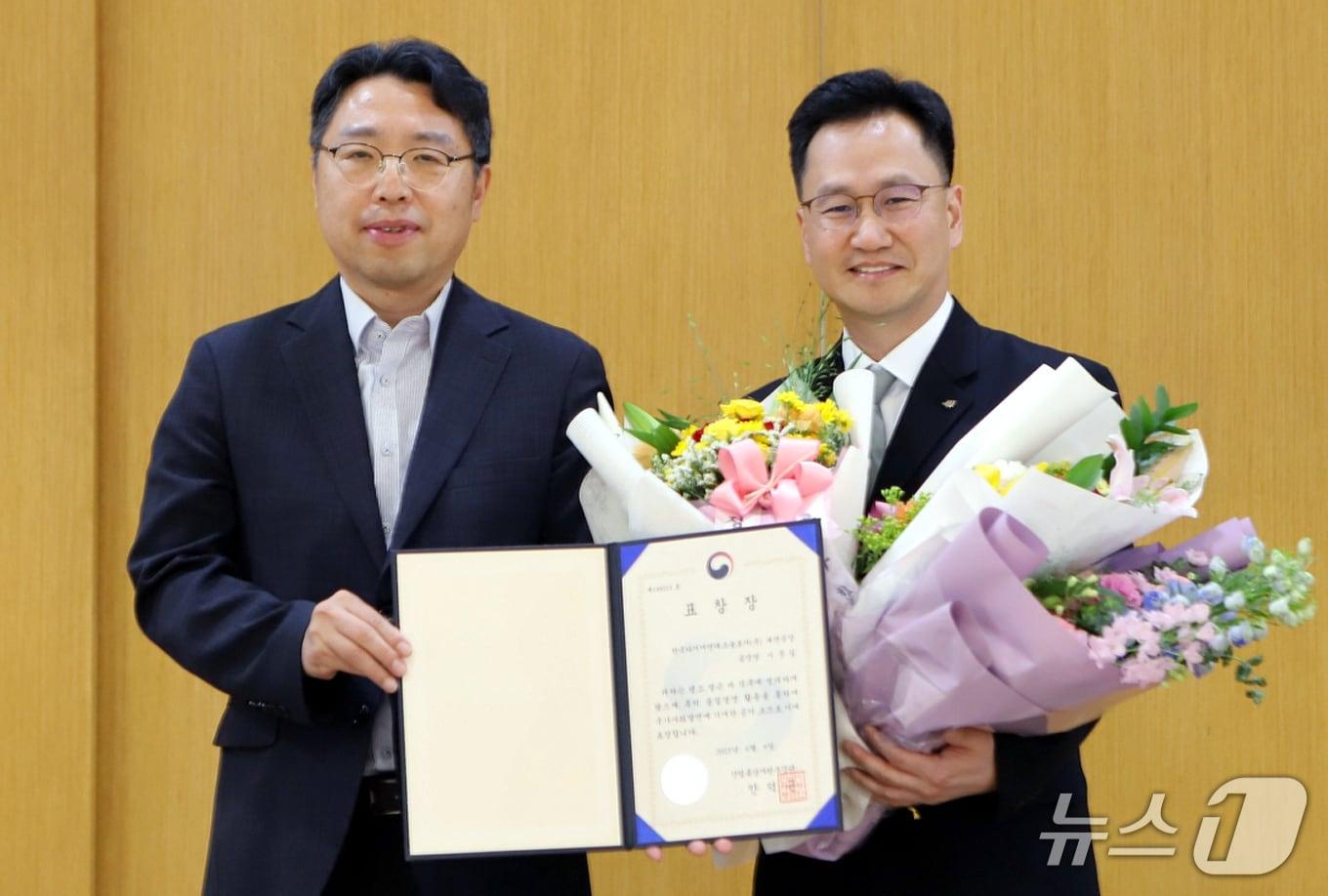 본문 이미지 - 산업통상자원부 장관상 받는 한국타이어 이준길 대전공장장&#40;오른쪽&#41;. &#40;한국타이어 제공 ,재판매 및 DB 금지&#41; 2025.6.17/뉴스1