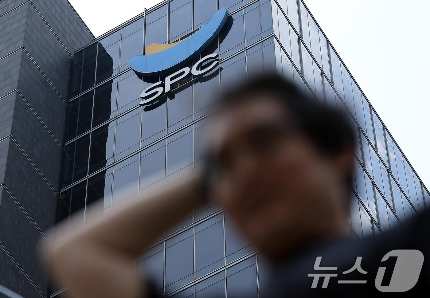 지난달 SPC삼립 시화공장에서 50대 여성 근로자가 기계에 끼여 사망하는 사고와 관련해 경기 시흥경찰서와 고용노동부 성남지청 근로감독관과 경찰 등이 SPC삼립에 대한 압수수색을 진행 중인 17일 서울 서초구 양재동 SPC삼립 본사 앞으로 시민이 지나고 있다. 2025.6.17/뉴스1 ⓒ News1 박정호 기자