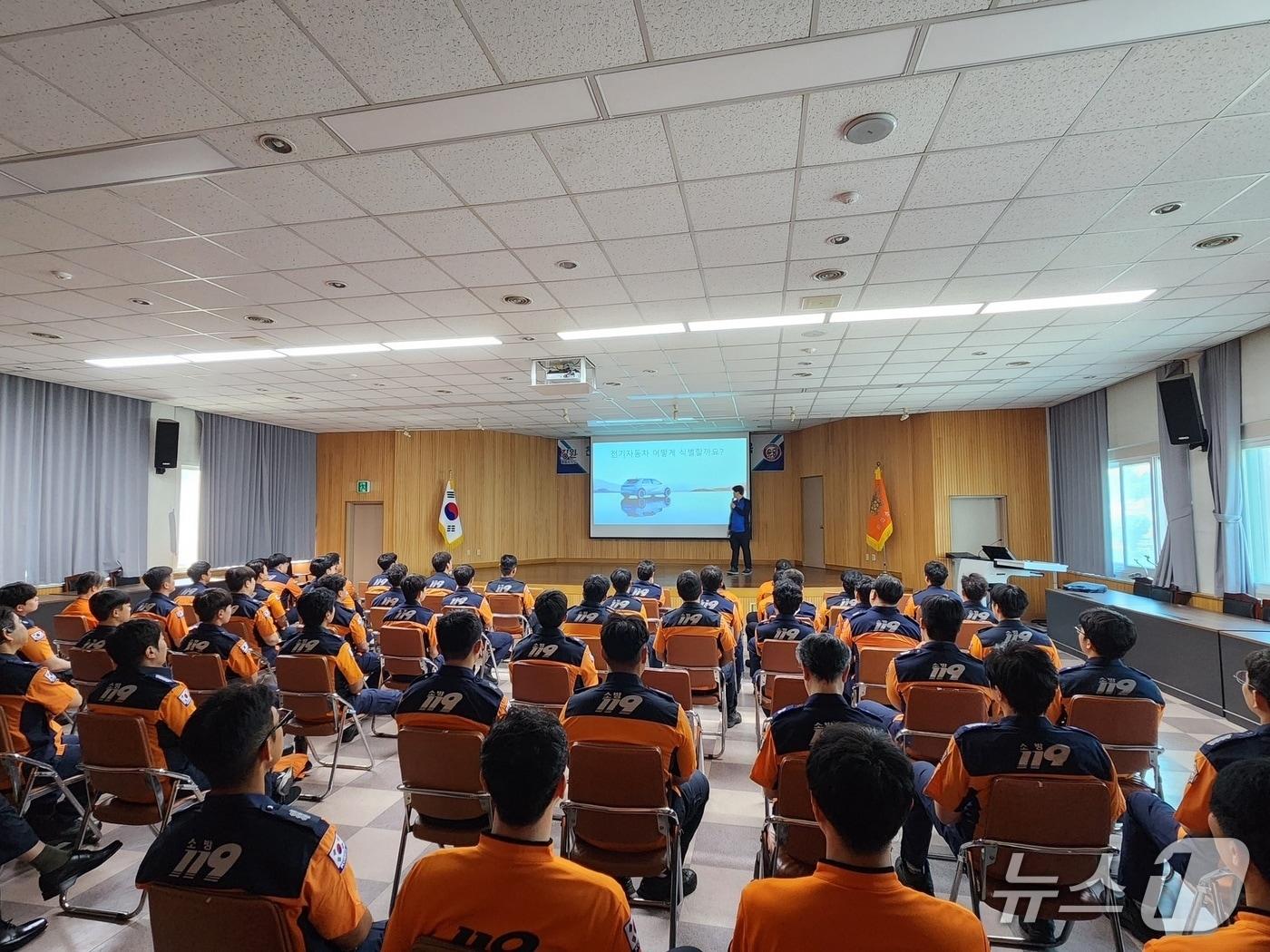 본문 이미지 - 강원특별자치도 소방본부, 친환경자동차 화재 대응능력 강화 특별 교육.(도소방본부 제공, 재판매 및 DB금지)