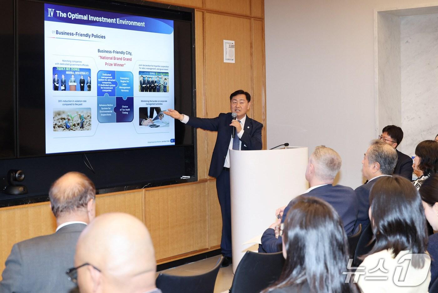  미국을 방문중인 김관영 전북지사가 16일&#40;현지시간&#41; 미국 뉴욕 맨해튼에서 블룸버그, 씨티은행, 뉴욕시 경제개발공사 세계적 민간 및 공공기관 관계자들을 대상으로 전북의 대규모 프로젝트인 새만금과 금융허브도시 조성사업 등 주요 정책사업들에 대한 전북도 투자설명회를 하고 있다.&#40;전북도 제공. 재판매 및 DB금지&#41;/뉴스1