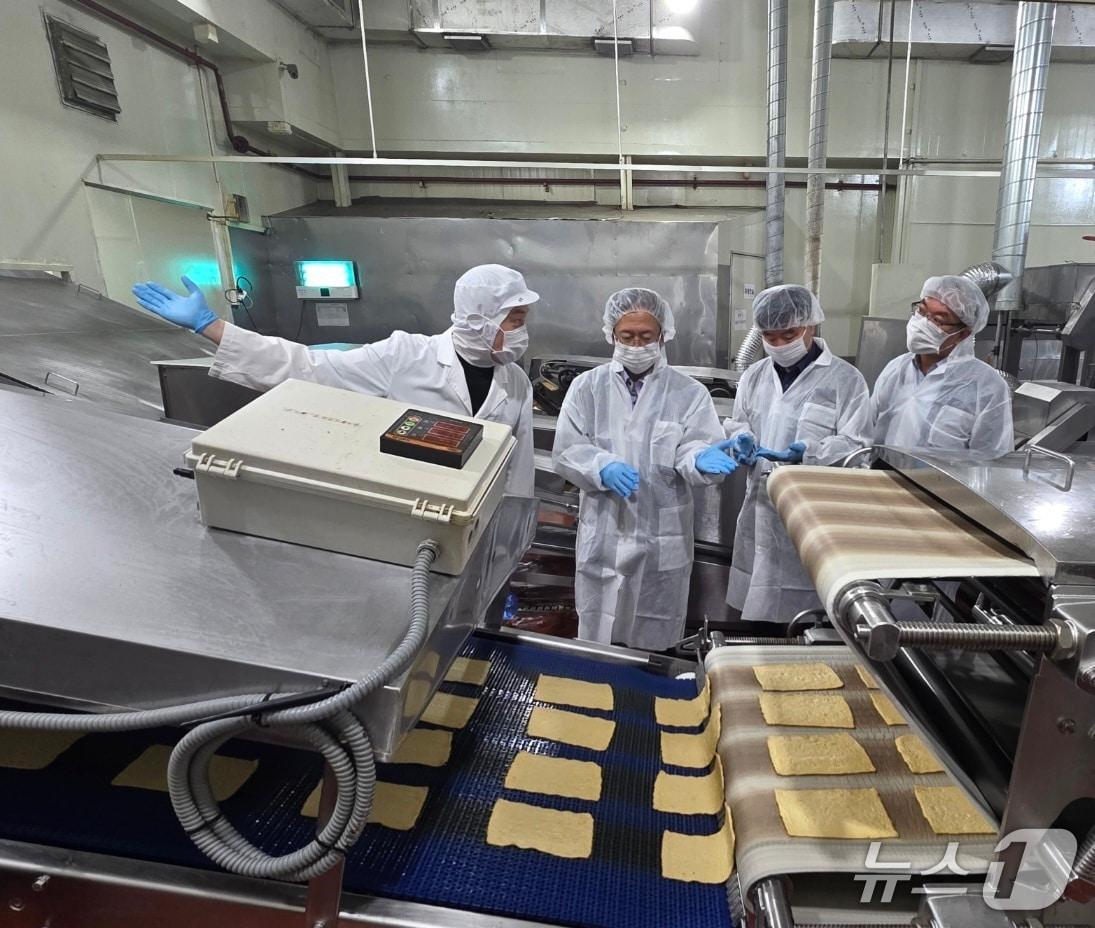 본문 이미지 - 이경원 강원조달청장은 17일 원주시에 위치한 서울식품을 방문해 기업 애로사항을 청취했다.(강원조달청 제공. 재판매 및 DB금지)/뉴스1