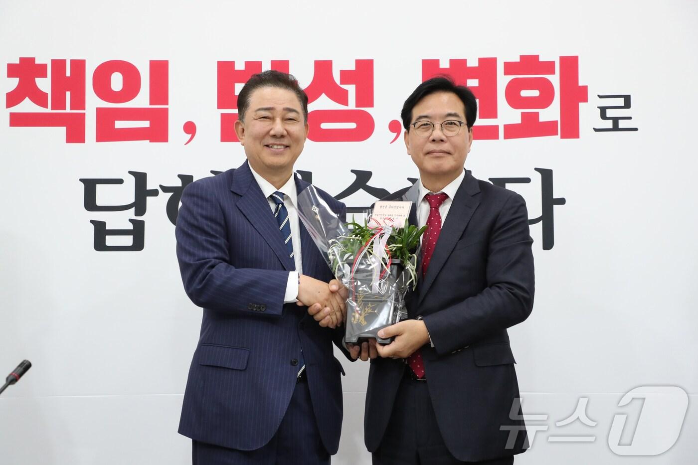 김병기 더불어민주당 대표 직무대행 겸 원내대표가 17일 오후 서울 여의도 국회에서 송언석 국민의힘 원내대표를 예방하며 축하난을 전달하고 있다. (공동취재) 2025.6.17/뉴스1 ⓒ News1 이재명 기자