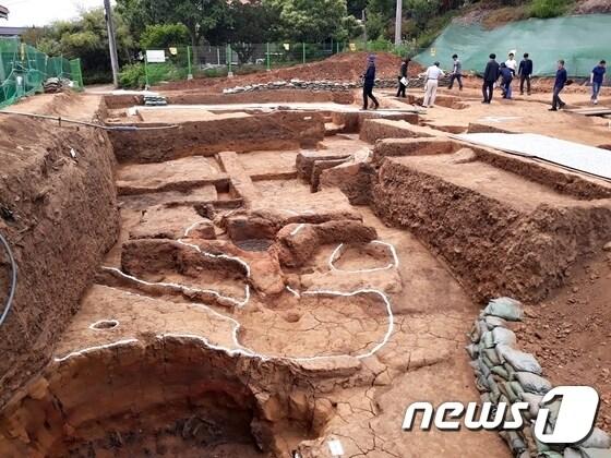 본문 이미지 -  충주 칠금동 철 생산 유적.(자료사진)/뉴스1