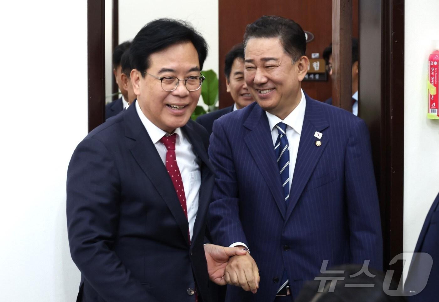 김병기 더불어민주당 대표 직무대행 겸 원내대표가 17일 오후 서울 여의도 국회에서 송언석 국민의힘 원내대표를 예방하고 있다. (공동취재) 2025.6.17/뉴스1 ⓒ News1 이재명 기자