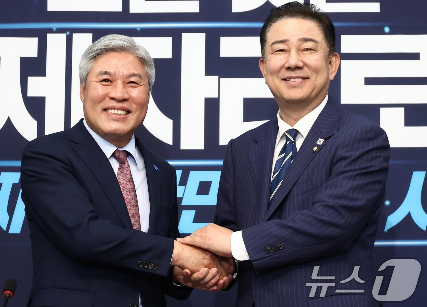 본문 이미지 - 김병기 더불어민주당 대표 직무대행 겸 원내대표가 17일 오후 서울 여의도 국회에서 서왕진 조국혁신당 원내대표를 예방하며 기념촬영을 하고 있다. 2025.6.17/뉴스1 ⓒ News1 김민지 기자