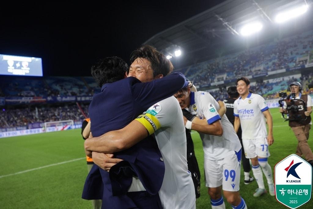 본문 이미지 - 수원전 승리 후 기뻐하는 이명주(가운데)(한국프로축구연맹 제공)