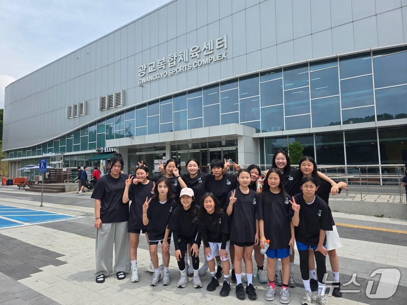 본문 이미지 - 춘천 여자 아이스하키 대표팀 '아이스타이거스' 선수들.(독자 제공, 재판매 및 DB금지)