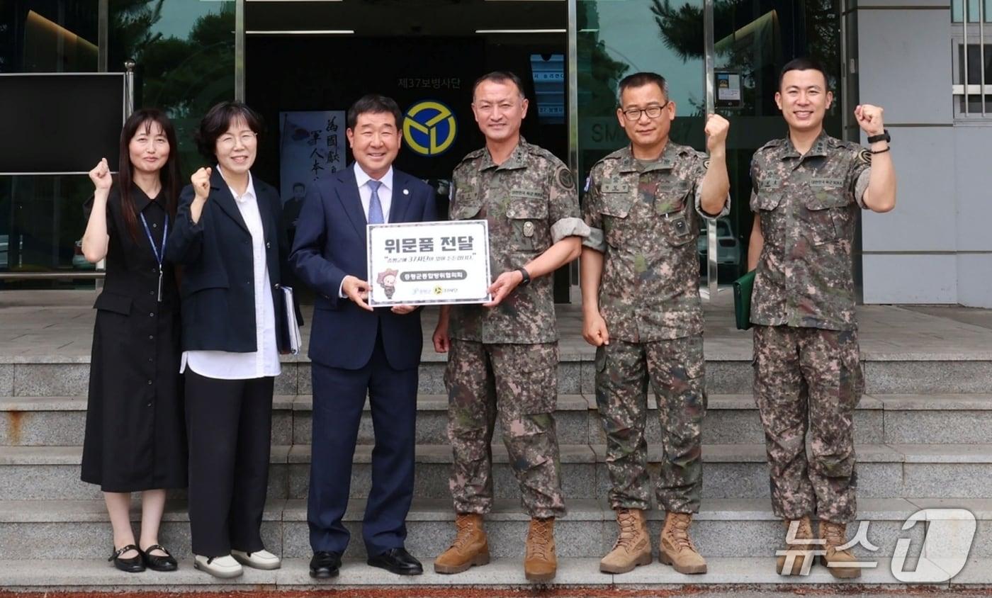 이재영 충북 증평군수(왼쪽 세번째)가 창설 70주년을 맞은 육군 37보병사단을 방문해 김수광 사단장(왼쪽 네번째)에게 위문금을 전달했다.(증평군 제공, 재판매 및 DB금지)/뉴스1