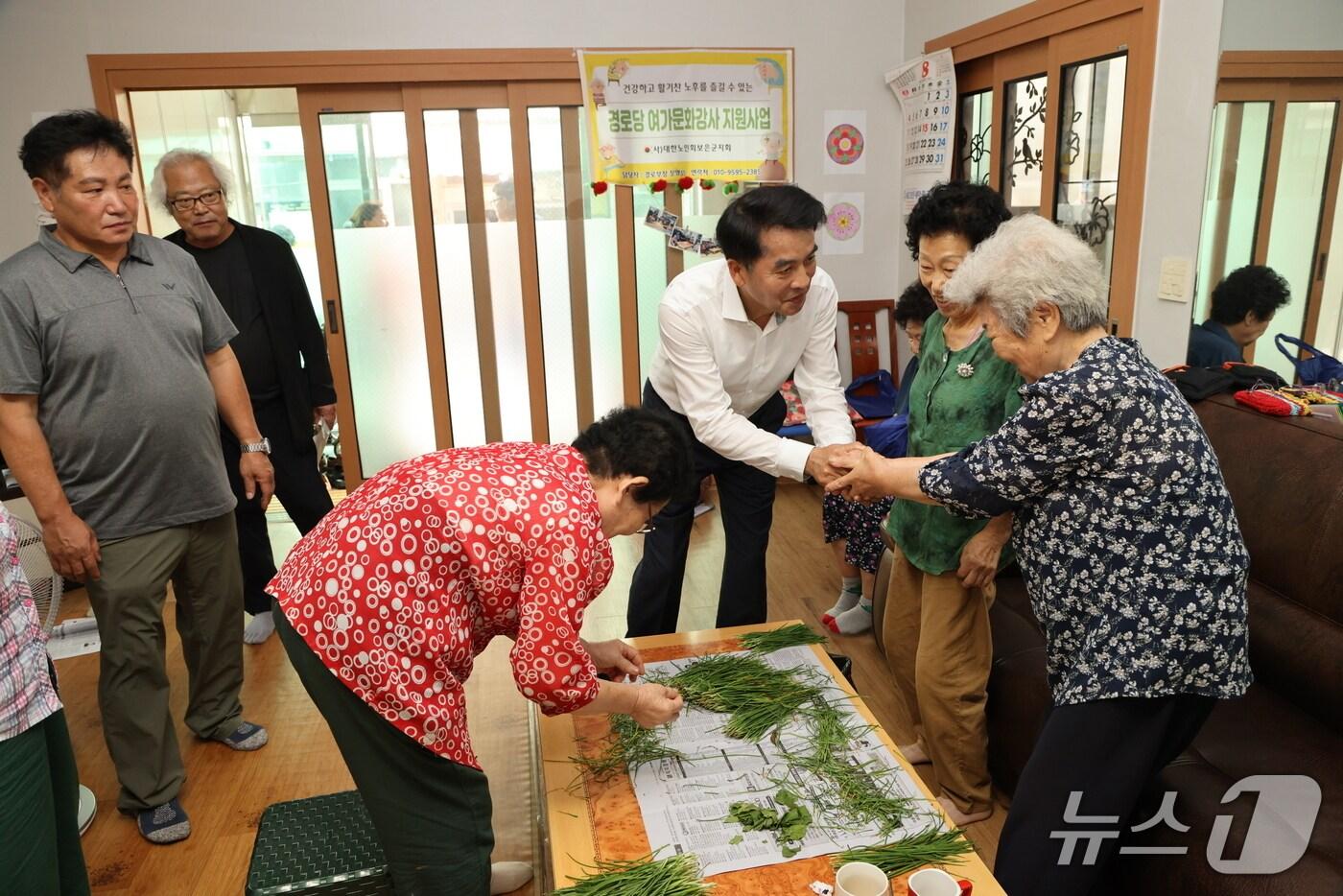 최재형 보은군수가 경로당을 찾아 어르신에게 안부를 묻고 있다. (보은군 제공. 재판매 및 DB금지) /뉴스1 
