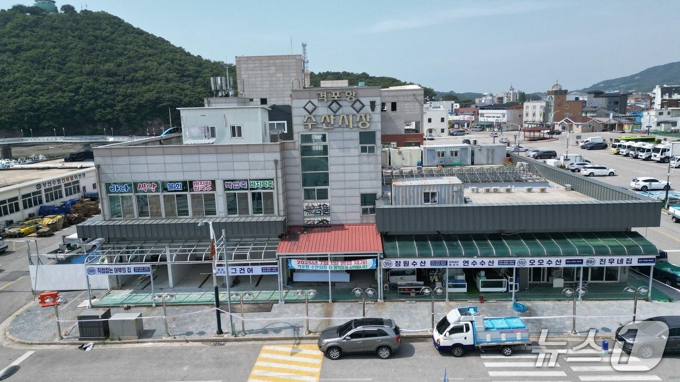 7월 1일부터 영업 재개를 앞두고 있는 부안 격포항 수산시장.&#40;부안군 제공. 재판매 및 DB금지&#41;