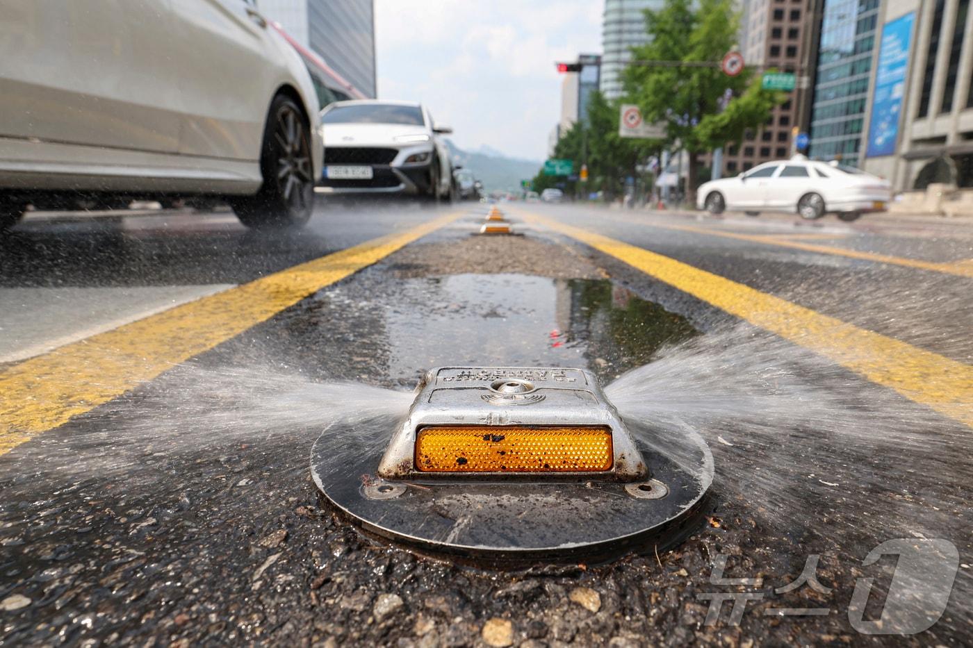 17일 서울 중구 서울시청 앞 중앙선에 설치된 쿨링로드가 물을 뿌리며 도로의 열을 식히고 있다. (공동취재) 2025.6.17/뉴스1 ⓒ News1 박세연 기자